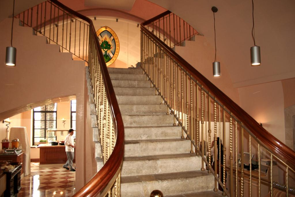 מדרגות במלון הסקוטי