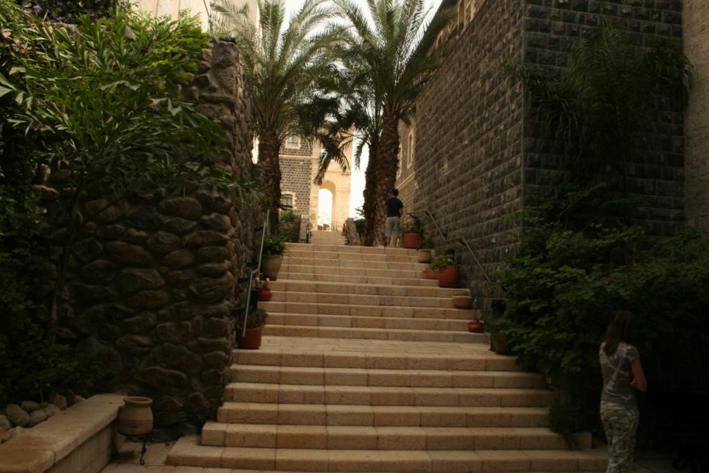 מדרגות בחצר המלון הסקוטי
